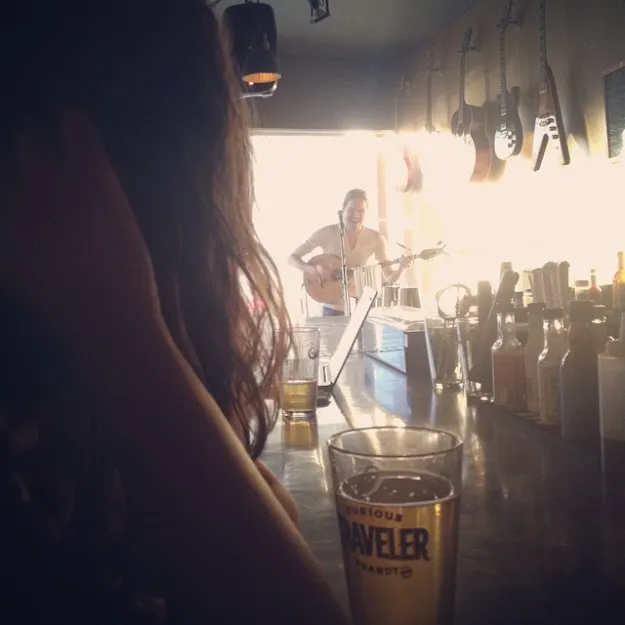 This is indie musician Mike O'Malley -- in real life. After seeing this set, we asked him to appear in The Videoblogs.